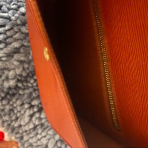 Louis Vuitton Epi shoulder bag with outside pocket. Never used. - Picture 6 of 6
